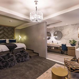 The Crown King Suite Balcony Panoramic Garden View